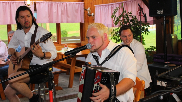 Super Stimmung herrschte beim ersten Fantreffen von Dominik Ofner und seiner Band beim Buschenschank Bauer-Prall in Mooskirchen.