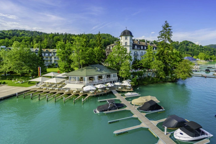3. Wohnen wie die StarsSchloss Seefels (17 Punkte, drei Lilien)Michael Douglas, Ottfried Fischer, Fritz Wepper und Uschi Glas waren ebenso zu Gast in Schloss Seefels wie Udo Jürgens, Sting, Bob Geldof oder Jon Bon Jovi. Trotz all diesem Trara ist das Schloss erstaunlich unverkrampft - und bietet auch Normalsterblichen schöne Stunden in traumhafter Lage am Seeufer samt eigener Liegewiese und Badesteg. Von den Zimmern aus genießt man einen herrlichen Ausblick über den See und auf die Karawanken in der Ferne. Serviert wird ein sehr gutes Frühstücksbuffet und sehr gute bis ausgezeichnete Küche. Auch für Kinderbetreuung ist gesorgt.