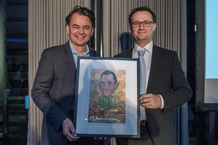 Andreas Dornik (Cserni Holding) und Kleine Zeitung-Redakteur Robert Breitler präsentierten Christian Ofner, den Sieger in der Kategorie Wirtschaft