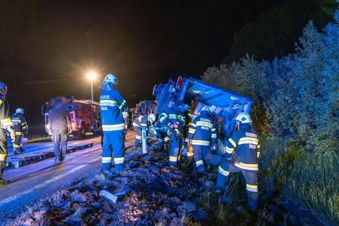 Sie mussten rund 20 Tonnen Lebensmittel händisch auf die Straße ausladen, ehe das Wrack geborgen werden konnte.