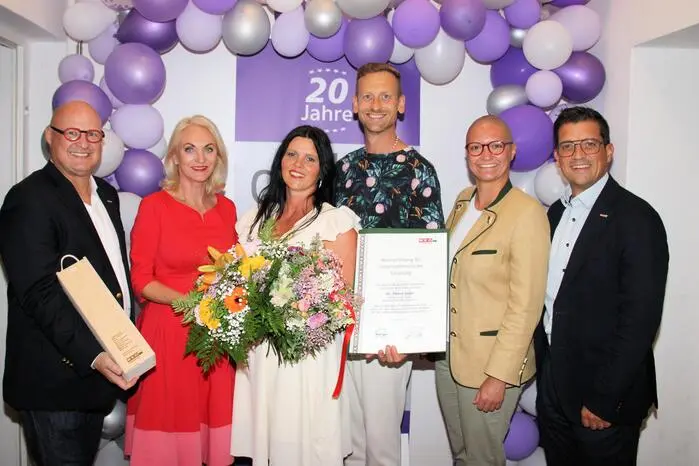 Zum Jubiläum gab es auch eine Auszeichnung der Wirtschaftskammer, Gratulationen kamen von WKO-Obmann Peter Sükar, Unternehmerin Riki Vogl (Frau in der Wirtschaft), Rosentals Vizebürgermeisterin Martina Weixler und WKO-Regionalstellenleiter Lukas Kalcher