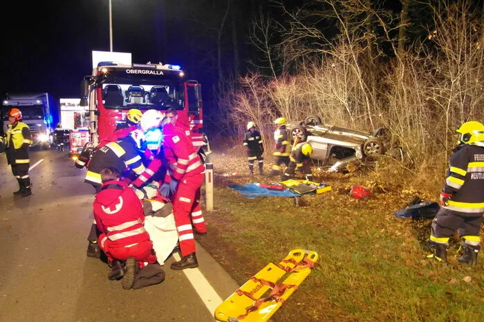 Ein Pkw-Lenker war mit seinem Fahrzeug von der Fahrbahn abgekommen, das Auto hatte sich überschlagen.