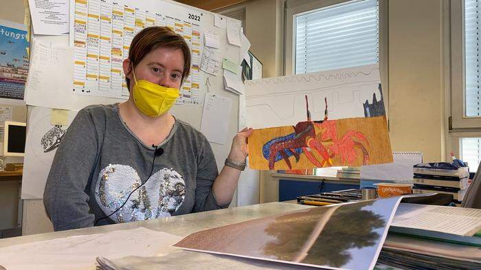 Beatrix Indrist malt ein Bild passend zu ihrem Sternzeichen Krebs 