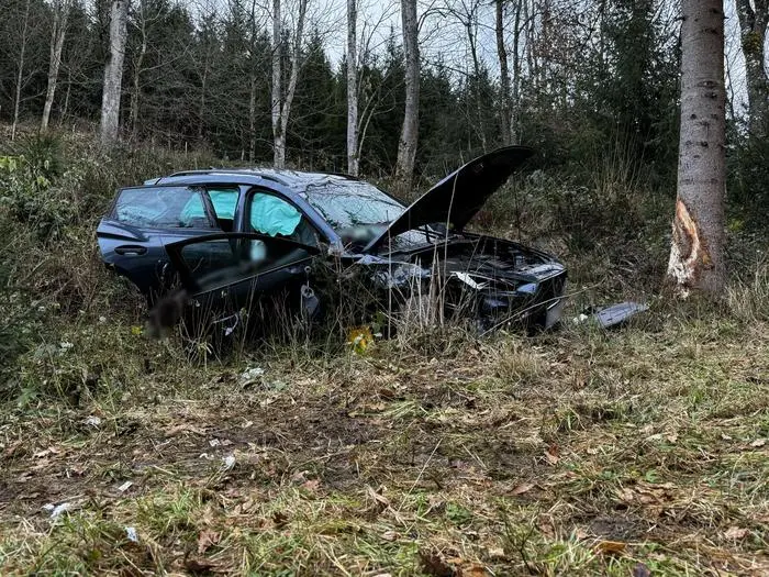 Der Wagen prallte gegen einen Baum