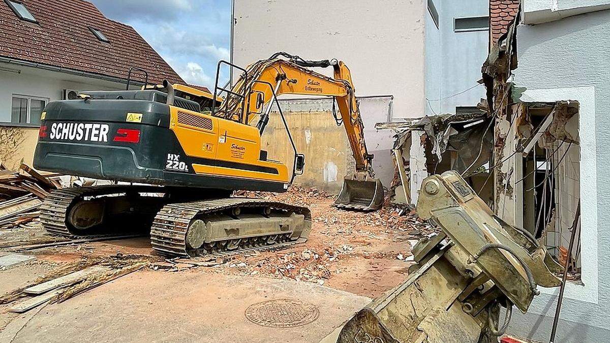 Der Bagger in Feldbachs Zentrum hat seine Arbeit bereits begonnen