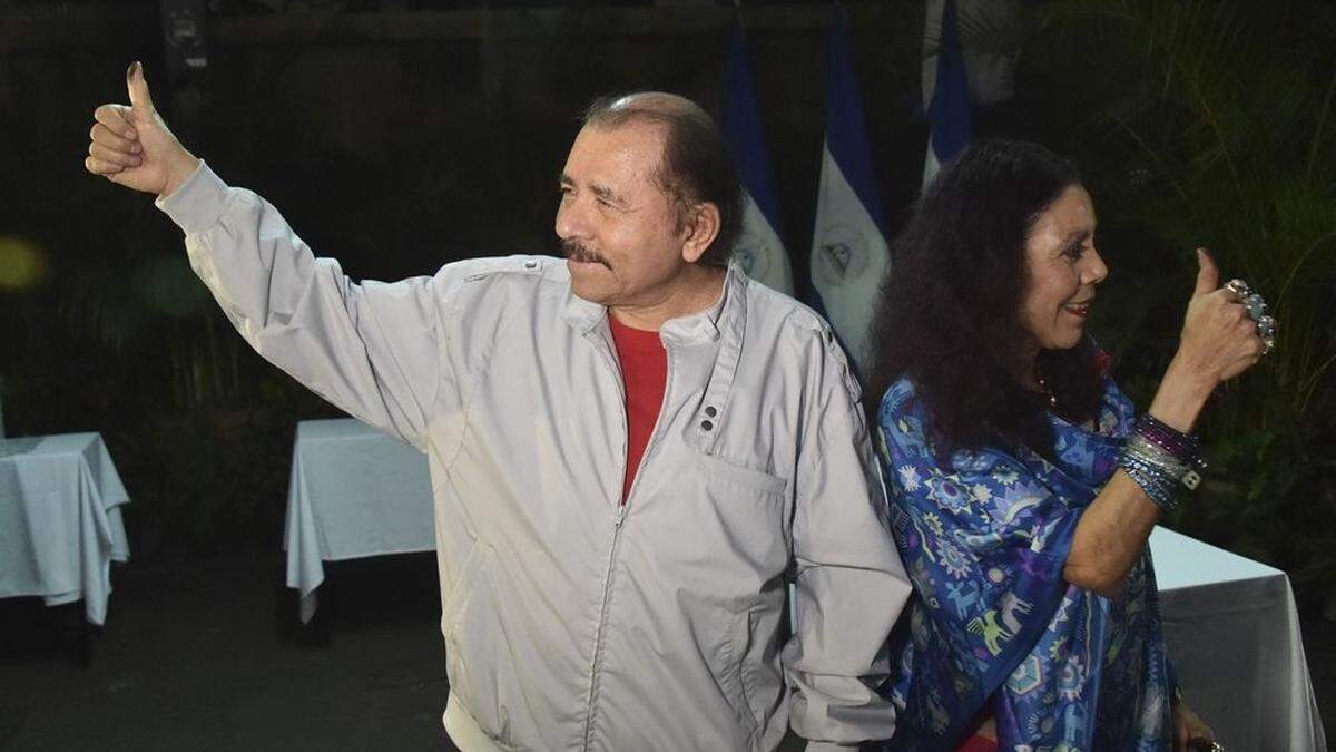 Daniel Ortega mit seiner Frau Rosario Murillo 