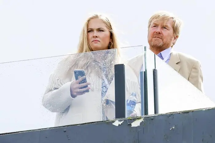 Anfang diesen Jahres machte Amalia ihre erste große Reise als Kronprinzessin - zu den sechs Karibik-Inseln, die zum Königreich gehören. Und sie ist beim „Prinsjesdag“ dabei, der Eröffnung des parlamentarischen Jahres im September. Übrigens hat Amalia auch Anspruch auf ein „Taschengeld“ von rund 1,6 Millionen Euro im Jahr. Doch als der Unwillen darüber im Volk zu groß wurde, beschloss sie, vorerst darauf zu verzichten: „Ich finde das unangenehm, solange ich noch keine Gegenleistungen bringen kann.“