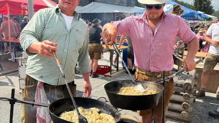 Traumwetter, köstliche Schmankerln und beste Stimmung: Das legendäre Sterzfest bei der Holdahütt‘n lockte wieder unzählige Besucherinnen und Besucher auf die Sommeralm. 