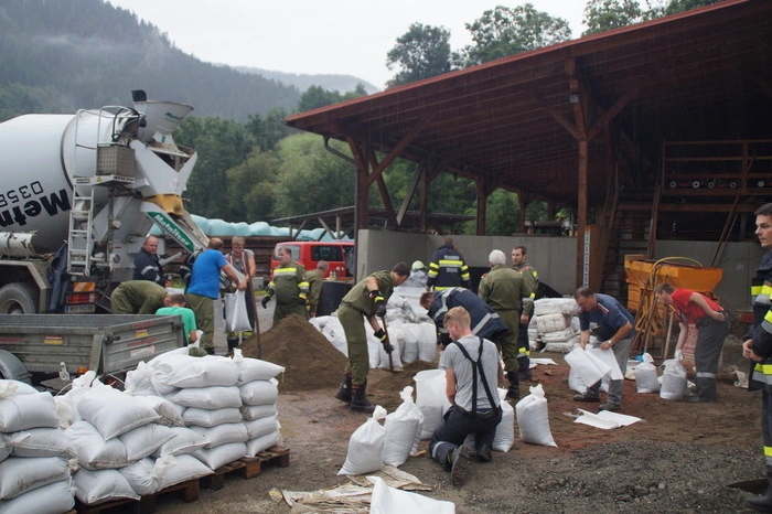 In Oberwölz sind Samstagvormittag Bevölkerung und Feuerwehr dabei, Sandsäcke zu füllen. Denn für Samstag werden erneut Gewitter erwartet
