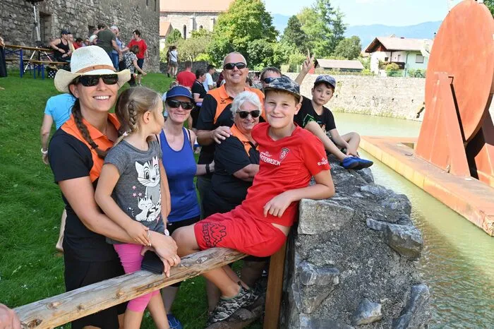 Das Fest zog viele Besucherinnen und Besucher in die mittelalterliche Stadt.