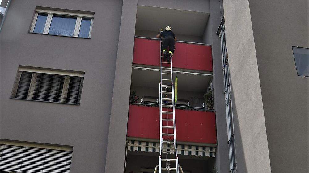 Die Freiwillige Feuerwehr Voitsberg stieg über den Balkon in die Wohnung ein