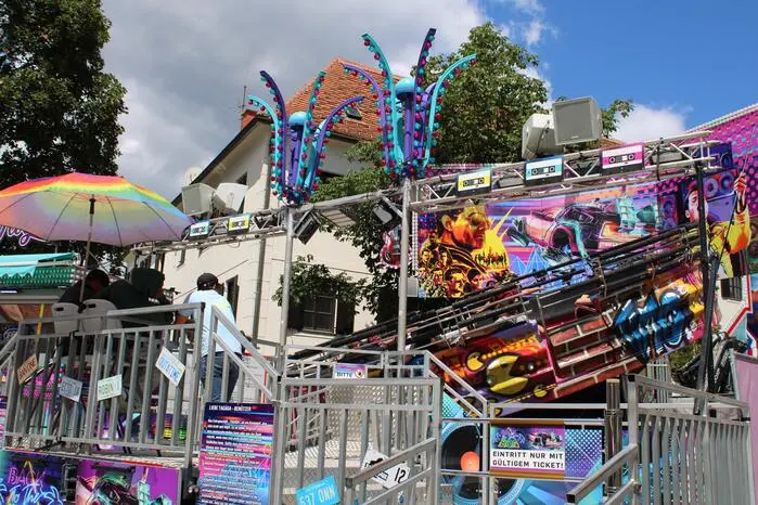 Zu den Höhepunkten bei den Jüngeren zählten der Vergnügungspark am Pfarrparkplatz mit Tagada, Ringelspiel und Dosenwerfen. 