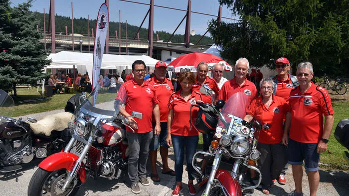 Im Vorjahr war das Red-Panther-Bikertreffen wegen Covid ausgefallen. Heuer hat es stattgefunden. DJ Charlotta sorgte am Samstag bei der Eisstocksportanlage gegenüber des Europaparks mit Musik für gute Laune. Es wurde gefrühstückt, ab Mittag gegrillt und getrunken und als Nachtisch gab es Torten. Das heurige 7. Bikerfest der 2014 gegründeten Red Panther Gruppe für motorradfahrende Senioren war das erste ohne sein bekanntestes Gründungsmitglied, den im Vorjahr verstorbenen Gerhard Leitner. Auf dem Bikerfest waren unter anderen: Arnold Marbek, Helmut Tete Kubr, Angelika Blaschun, Hans Zlydnyk, Karl Bodner, Hermann Ratz, Monika Dreier, Christoph Stattmann und Gottfried Kilzer. 