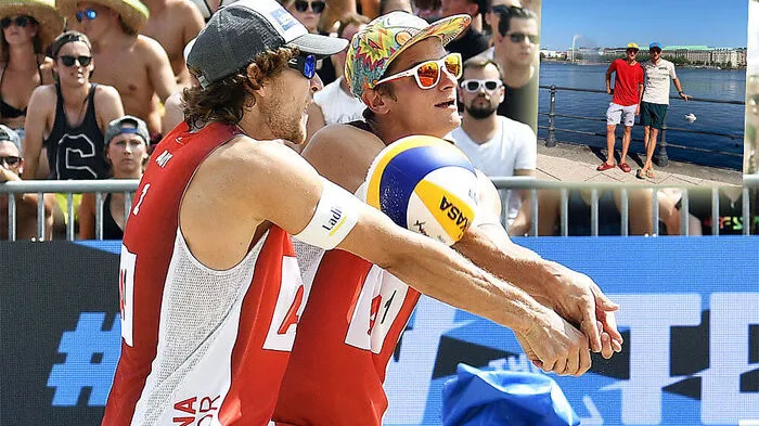 Der Kärntner Robin Seidl (ganz rechts) mit seinem Beach-Partner Philipp Waller am Jungfernstieg in Hamburg und links in Aktion in der Sandkiste