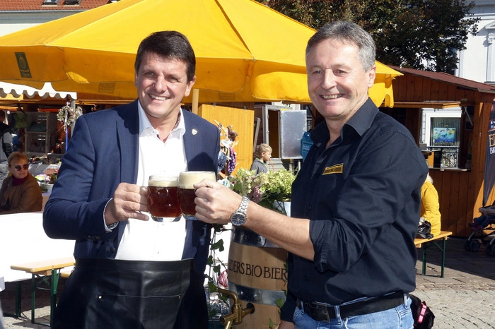 Mit einem Bio-Bieranstich durch Bürgermeister Franz Jost und Bio-Bierbrauer Helmut Eder...