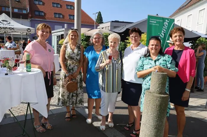 Unter den vielen Gästen, die sich vom Kochteam mit Magdalena Siegl verwöhnen ließen, waren Landtagsabgeordneter Franz Fartek, die Vizepräsidentin der Landwirtschaftskammer Maria Pein, Stadträtin Sonja Skalnik, Bezirksbäuerin Maria Matzhold und Landtagspräsidentin a. D. Walburga Beutl