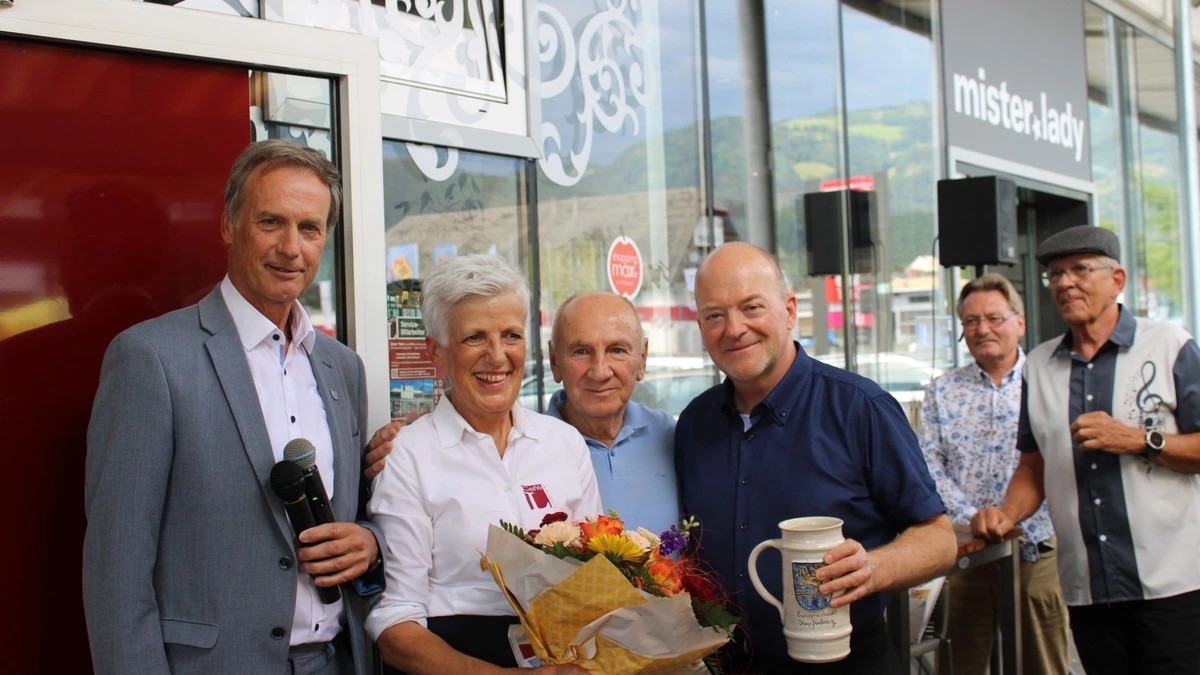 Bürgermeister Fritz Kratzer mit Michaela und Bernd Lindthaler sowie Charly Rinnhofer