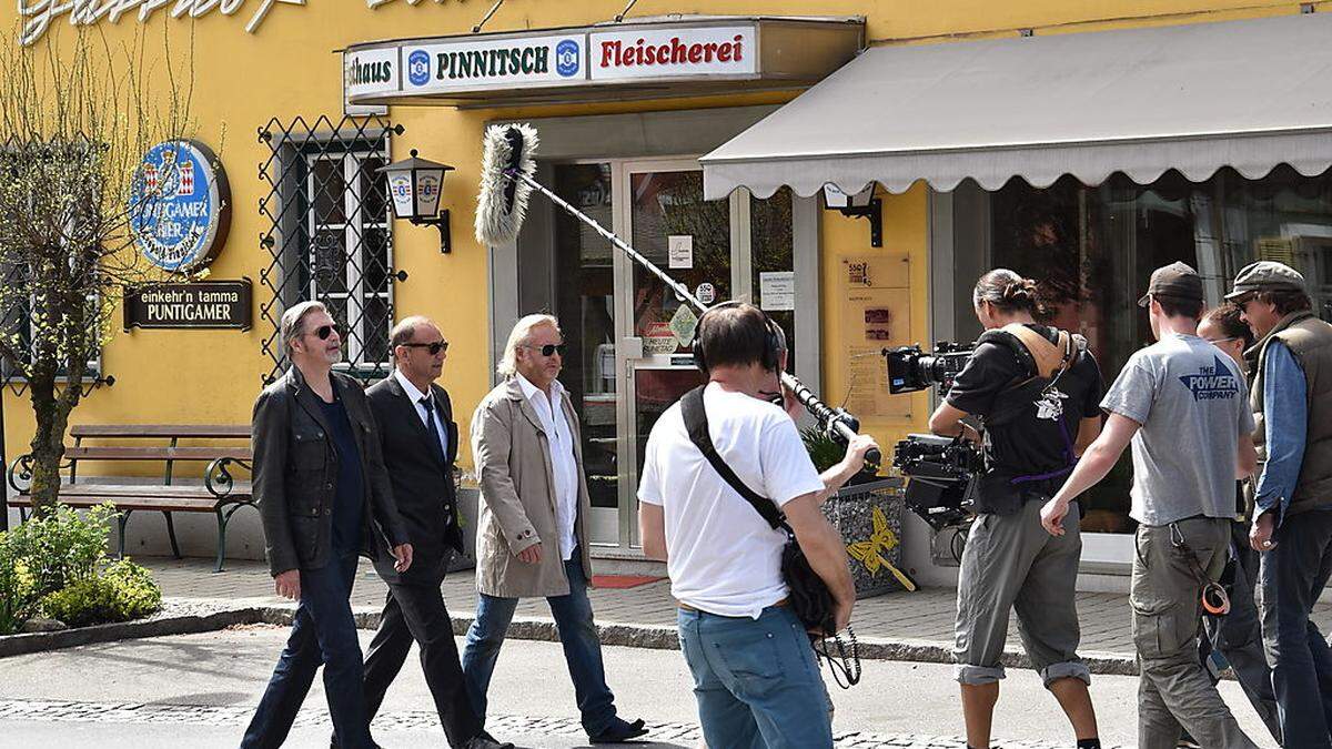 Die Soko Donau-Ermittler Carl Ribarski (Stefan Jürgens), Otto Dirnberger (Dietrich Siegl) und Helmuth Nowak (Gregor Seberg) bei Dreharbeiten auf dem Leutschacher Hauptplatz