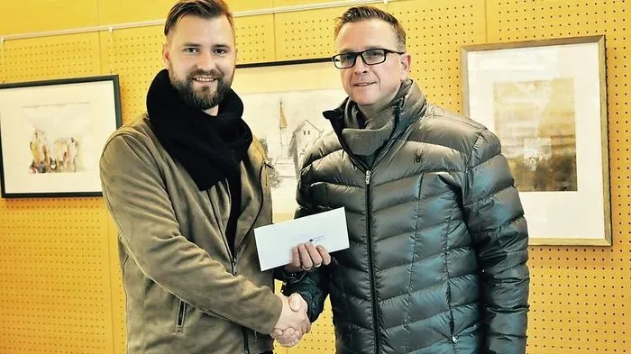 Geschäftsführer Mathias Rak übergab die Spenden an Bürgermeister Linhart