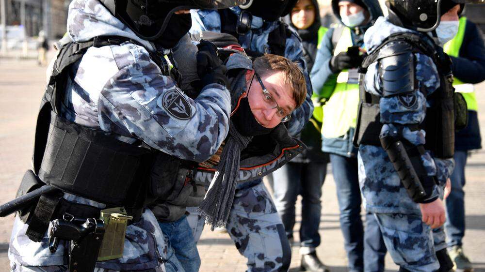 Laut OVD-Info sind fast 20.000 Personen wegen Protests gegen den Ukraine-Krieg festgenommen worden. Mehr als 580 wurden demnach angeklagt