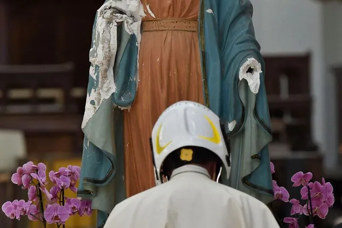 "Es sind fast drei Jahre vergangen und es besteht die Gefahr, dass die Aufmerksamkeit nach der ersten emotionalen und medialen Anteilnahme abnimmt und die Versprechen in Vergessenheit geraten", sagte das katholische Kirchenoberhaupt am Sonntag in Camerino in den Marken.