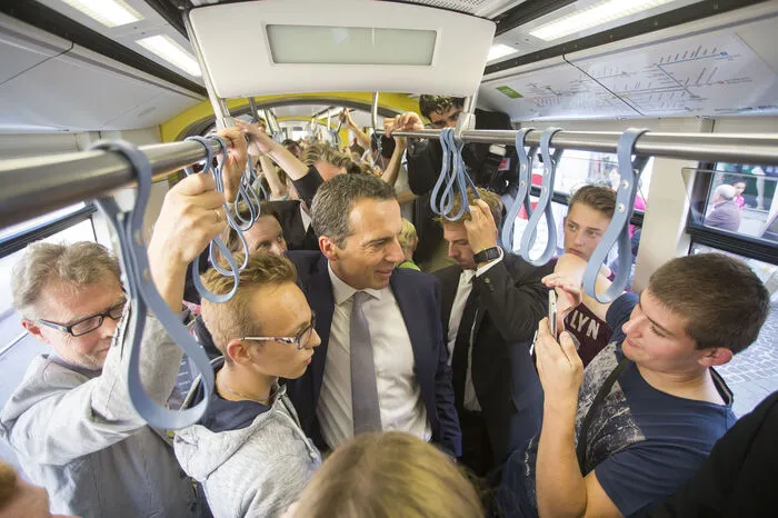 Jeder in der Bim wollte mit Kanzler Kern sprechen und sein Anliegen vorbringen.