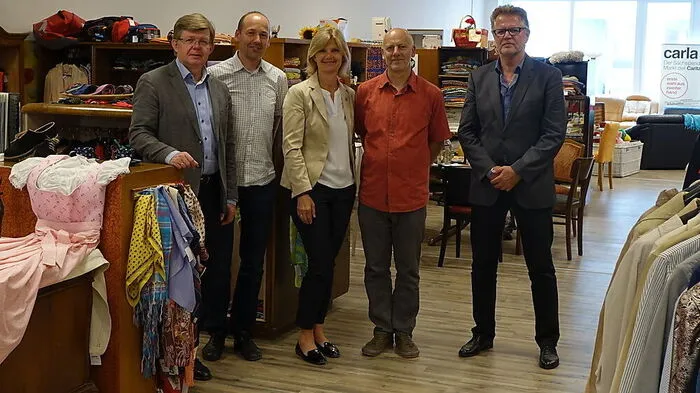 Sehen sich nicht als Konkurrenten, sondern wollen einander ergänzen: Christian Gödl (KleLa) und Peter Wagner (Carla, 2. und 4. v. l.) bei der Eröffnung von Carla in Bruck