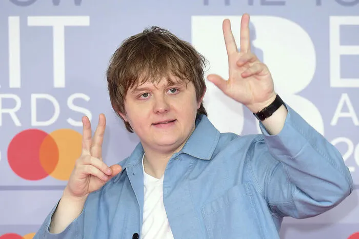 Der Singer-Songwriter Lewis Capaldi erhielt einen Brit Award als bester Nachwuchskünstler.