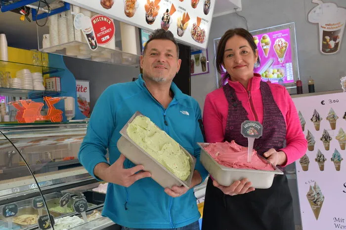 Mit ihren täglich handgemachten Eiskreationen aus Kärntnermilch sind Franco und Tanja Perenzin mit ihrem "Il Gelato" aus der Bahnhofstraße nicht mehr wegzudenken. Seit 23 Jahren versüßen sie den Spittalerinnen und Spittalern den Sommer mit rund 30 verschiedenen Sorten. Eine Kugel kostet 1,80 Euro. "Wichtig ist Qualität", betonen die beiden. Besondere Tipps: "Die Sorten Mozart und Cookies." Und auch Eis für Diabetiker und Veganer ist im Sortiment.