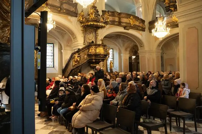 Die Einleitung bildete die ukrainische Nationalhymne, worauf weitere Lieder folgten, welche die Halle mit einem Gesang füllten, der unter die Haut ging.