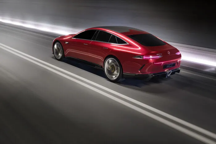 Die Aufladung der Batterie während der Fahrt erfolgt einerseits durch Brems-Rekuperation, andererseits aber auch mit Hilfe des Verbrennungsmotors, wenn die Batterieladung unter einen bestimmten Schwellenwert gesunken ist.