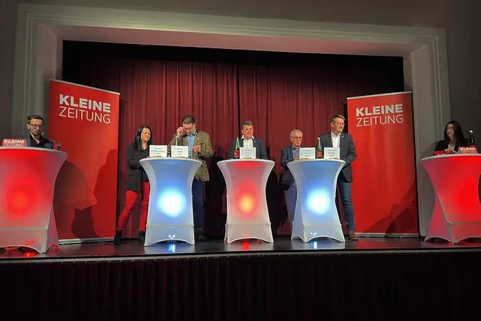 Die Spitzenkandidaten diskutieren auf der Bühne