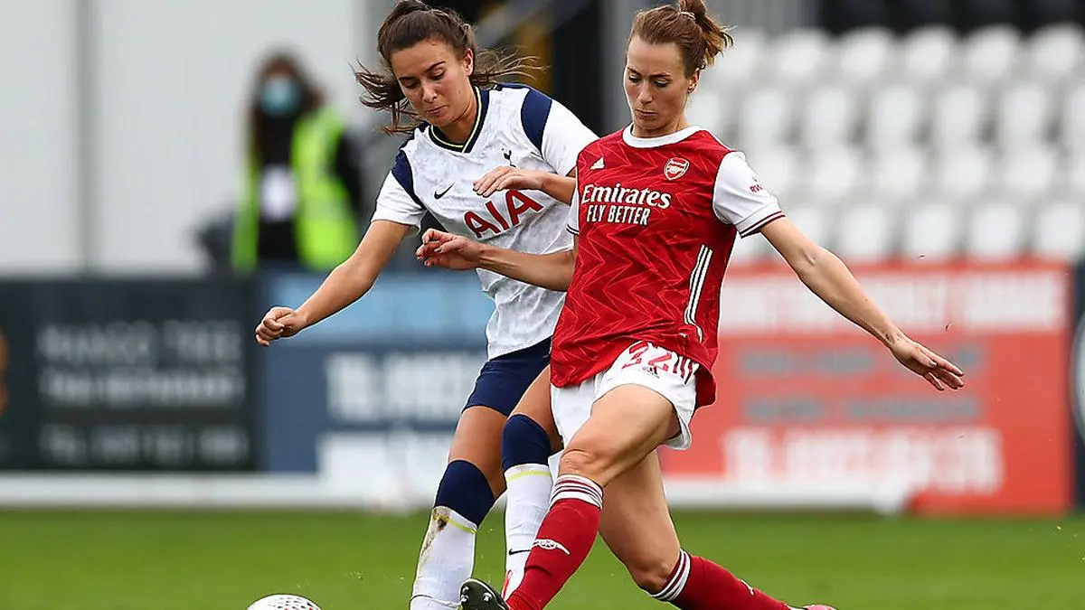 Viktoria Schnaderbeck, hier in Rot, wechselt die Seiten.