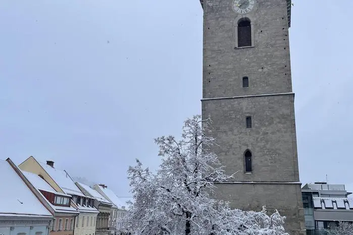 Der Judenburger Stadtturm mit einem weißen „Dachl“.