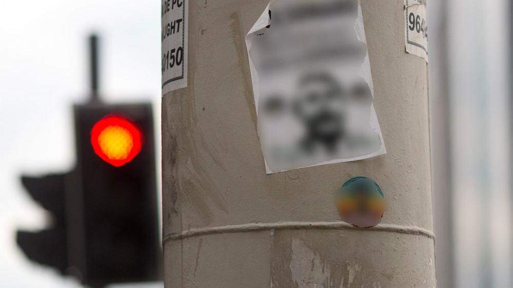 Im öffentlichen Raum sind immer mehr hetzerische Sticker zu finden (Sujetbild)