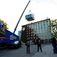 Ein Kran hievt das 18 Tonnen schwere Zimmer nach oben