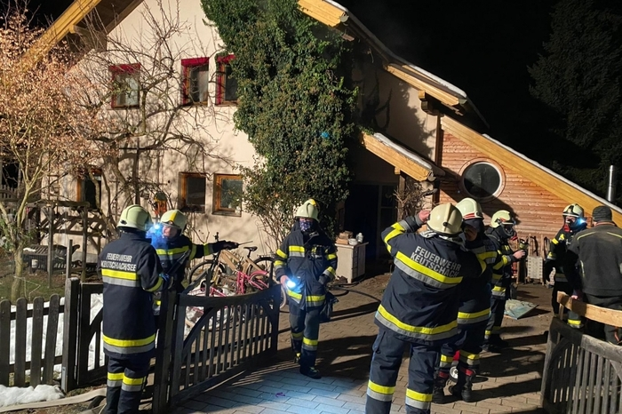 Als die Feurewehren Keutschach, Schiefling, Techelweg und Reifnitz eintrafen, hatte der Brand bereits Teile des Schlafzimmers erfasst.