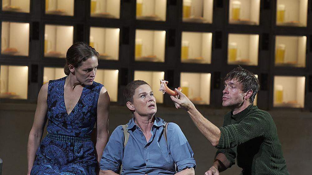 Szene mit Katharina Lorenz, Dörte Lyssewski und Christoph Luser von &quot;Automatenbüfett&quot; am Akademietheater
