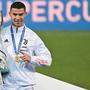 Cristiano Ronaldo mit der Supercup-Trophäe
