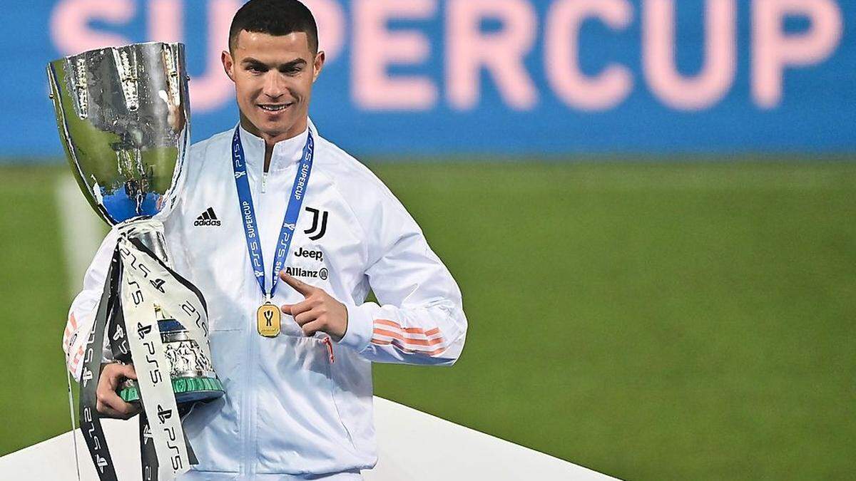Cristiano Ronaldo mit der Supercup-Trophäe