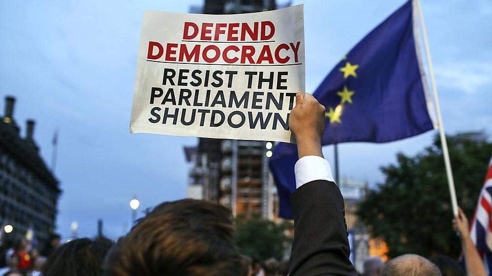 Demonstranten vor dem Parlament in London