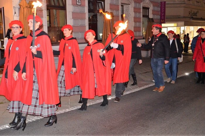 Mit lodernden Fackeln und Musik marschierten die Verkleideten schließlich zum Hauptplatz.