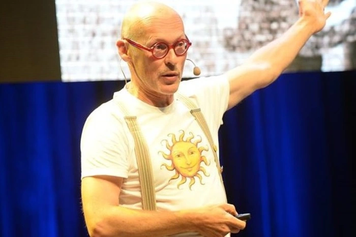 Der „Waldviertler Sturschädel“ Johannes Gutmann von „Sonnentor“ sprach in seiner Keynote über den Aufbau seines Bio-Kräuter- und Gewürzimperiums und bestärkte die Jungunternehmer sich nicht von Nein-Sagern und Schwarzmalern entmutigen zu lassen. „Viele Besserwissen wissen in erster Linie wie’s nicht geht! Wichtig ist, dass man sein Leben nicht nur damit verbringt, über Dinge nachzudenken, die man irgendwann tun könnte. Um seine eigenen Stärken zu finden, muss man sich einfach trauen und etwas anpacken.“, so der Bio-Pionier.