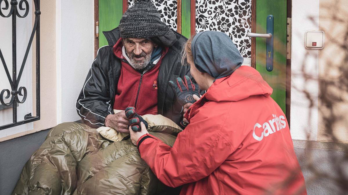 In der kalten Zeit Wärme schenken: Damit die Hilfskette für obdachlose Menschen in Gang kommen kann, bedarf es eines Telefondienstes