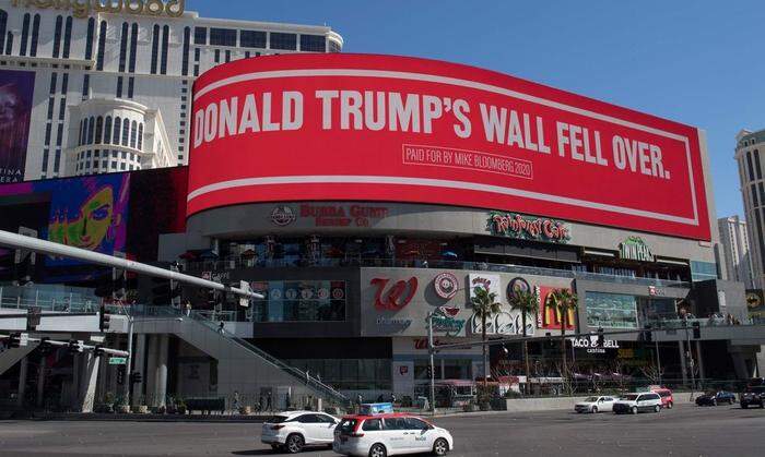 Plakat "Donald Trumps Mauer ist umgefallen"