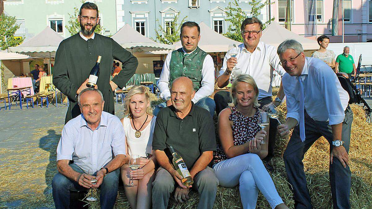 Von links: Frater Nikolaus Reiter mit einem Lavanttaler Stiftswein, Gemeinderat Thomas Koberer, Karl Kräuter (hinten), Valentin Blaschitz, Nicole Malle, Johann Lamprecht, Andrea Schirnik, Obfrau des Tourismusvereines Völkermarkt, und Peter Kaiser 