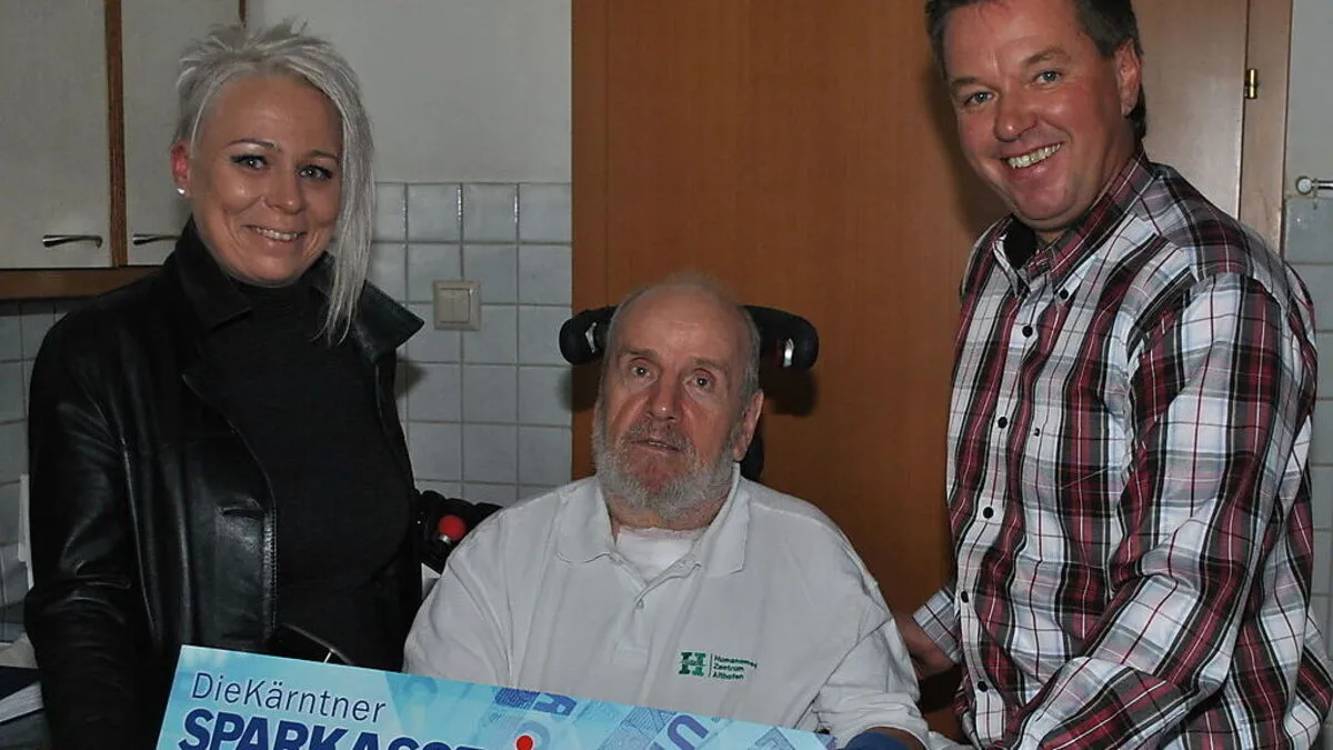 Sylvia Kraßnitzer und Gerhard Aicher (rechts) konnten Widowitz fast 17.500 Euro übergeben 