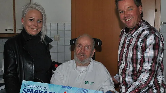 Sylvia Kraßnitzer und Gerhard Aicher (rechts) konnten Widowitz fast 17.500 Euro übergeben 