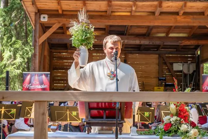 Der Marienfeiertag begann mit einem Wortgottesdienst, der von Andreas Lackner gestaltet und von der Kameradschaftskapelle Weiz musikalisch umrahmt wurde.