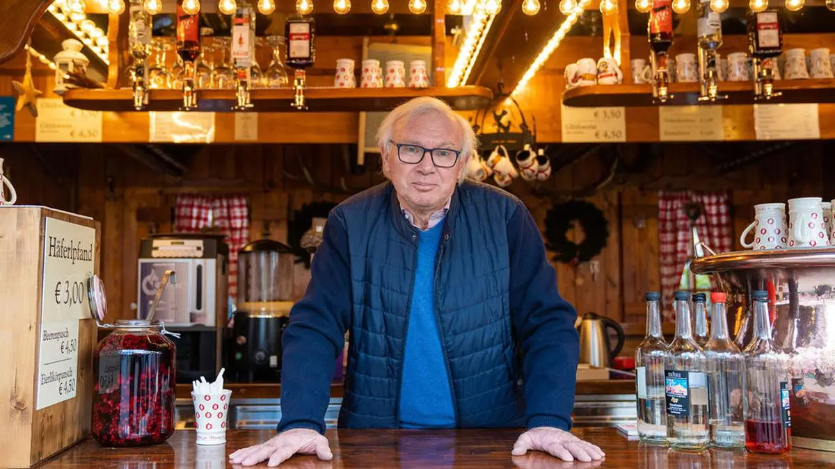 Klaus Rüdiger verkauft Glühwein am Südtiroler Platz.